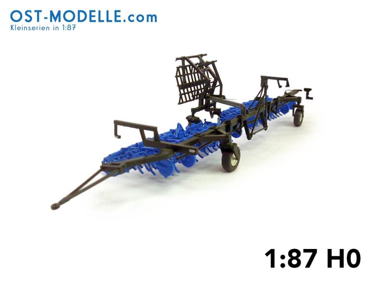 Preview: Koppelwagen T890 A01 Bodenbearbeitung 2 Feingrubber B231 Transportstellung blau